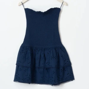 Klänning - Säljer denna populära klänning ifrån ginatricot som är helt slutsåld! Den är i storlek xs men passar också s. Helt oanvänd! Lämna gärna prisförslag