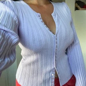 Pastelllila topp med knappar - Pastell lila kofta med knappar. En liten puffärm. Ser superlyxig ut. Från zara 