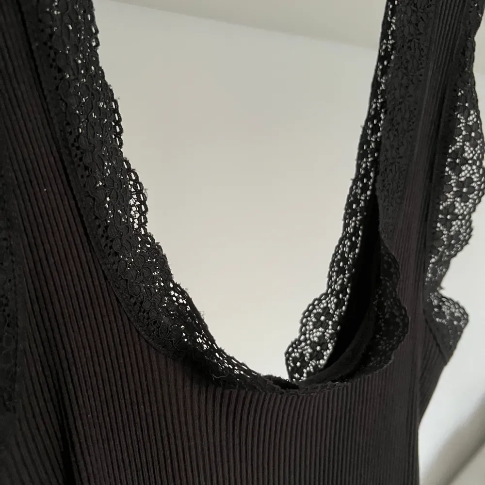 Säljer en svart klänninge med spets från H&M, jättefint skick☀️. Klänningar.