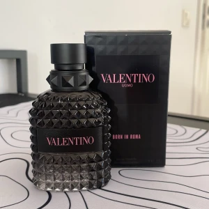 Valentino born in roma  - Säljer denna valentino parfym som jag har tröttnat på men luktar gott Det är ca 2/3 kvar i flaskan Skriv jätte gärna om funderingar om parfymen Ny pris:950kr Mitt pris:550 Pris går självkalrt att diskutera
