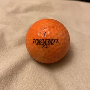Orange neon golfboll med märket top elite - Skick 7,5/10 och är väldigt enkel o se när du putar i golf Elr ksk när du ska slå ut på banan så är det mycket enklare att se bollen då.