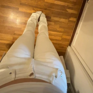 Vita jeans  - Säljer mina low Rise jeans ifrån Gina tricot som är älvans 2-3 gånger. Inga defekter, fråga gärna om fler bilder om det behövs❤️❤️ storlek 36 men passar oxå 38😍