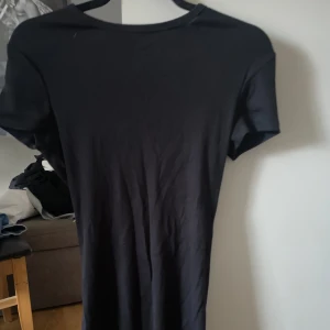 Svart klänning  - Svart klänning för 80kr