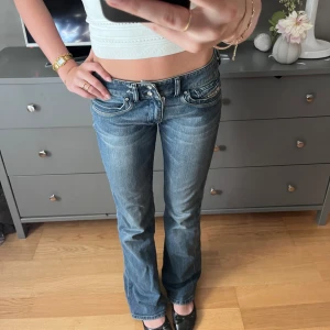 Diesel jeans - Lågmidjade jeans från Disel! Helt perfekta!😍Långa på mig som är 172 cm. Har sytt på en ny dragkedja själv och därmed det bra priset!💕(skriv för bilder på det) W: 29 L:34