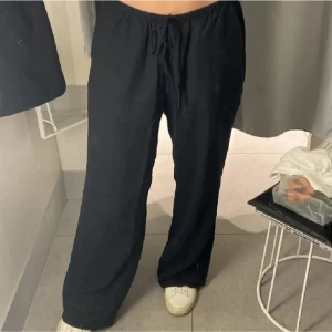 Linnebyxor  - Svarta linnebyxor från hm, knappt använd 