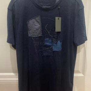 Sällsynt John Varvatos t-shirt  - Helt ny unik John Varvatos tisha. Skick 10/10. Perfekt på sommaren. Nypris 1550 ungefär. Skriv om funderingar🙌