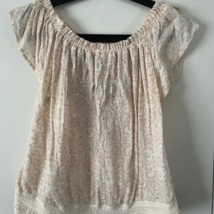 Topp - Funkar att ha den som off-shoulder och på axlarna.  