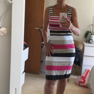 Steilmann randig linneblandningsklänning - Steilmann randig klänning.Härlig klänning i linneblandning - Dragkedja i sidan. Fodrad med ventil baktill. 60 % linne, 30 % viskos, 10 % polyester. Skick: Denna del är i utmärkt skick. Längd: 97cm .byst : ca 45cm .personen på bild har 38 i storlek. 