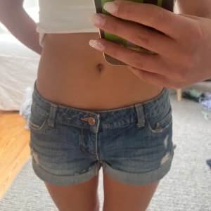 Jeansshorts lowwaist  - Skitsnygga jeansshorts från only. Midjemåttet är ca 40-42 cm, storlek 29. Men passar en s. Såå fint skick och pris kan diskuteras!! 