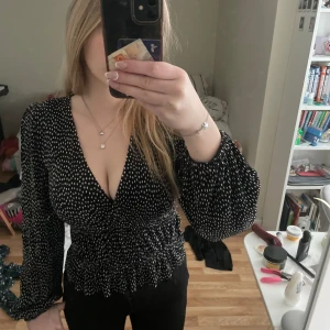 Svart zara blus - Storlek s, använt men inte så mycket o inga defekter, tveka inte på o skriva om ni har frågor❤️