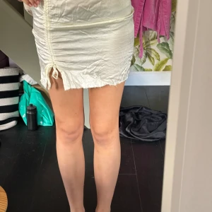 Kjol  - Satinkjol från hm, jag har klippt av den men man kan sy kanterna om man vill