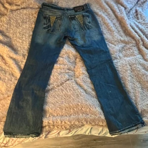 Bootcut guess jeans - Snyggaste jeansen som tyvärr e för tighta på mig😭 Köpta second hand men i väldigt bra skick! Skriv privat vid fler frågor💖