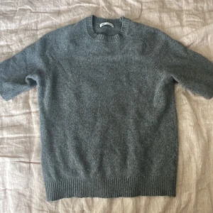 Tröja - Grå skön tröja med längre korta armar. 