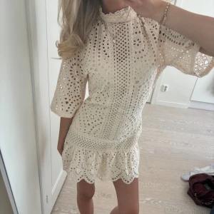 Hålbroderad klänning  - Så söt hålbroderad klänning från h&m💕 köpt förra året och finns inte kvar att köpa:( Underklänningen medföljer