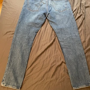 Weekday Pine Jeans - Weekday jeans i helt ok skick. Inga fläckar men använda. Lite trådar som går att klippa bort men annars fint skick. W32 L32
