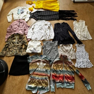 Adidas Limited Edition, Alpha Industries, Damkläder Träning  - Säljer av min klädesgarderob för att få plats för andra kläder. Paketpris kan ges vid köp av flera plagg. Skriv om du vill ha fler bilder. - Unikt Adidas limited collection shorts, t-shirt.  Skriv för pris