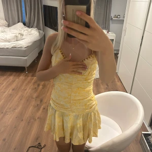 Zara klänning - Finaste zara klänningen som tyvärr är för liten för mig, jätte bra skick!❤️ 