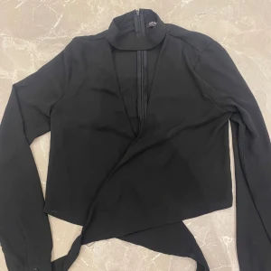 Svart blus magtröja  -  Helt ny blus magtröja från fashionnova