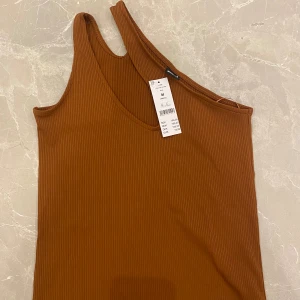 Helt ny topp from Gina tricot  -  Helt ny ribbad linnen från Gina Tricot i storlek M prislappen är kvar