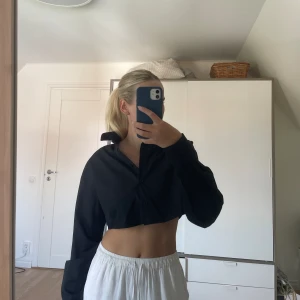 Svart croppad skjorta  - Svart croppad skjorta från NLY trend. Storlek 36. Aldrig använd 