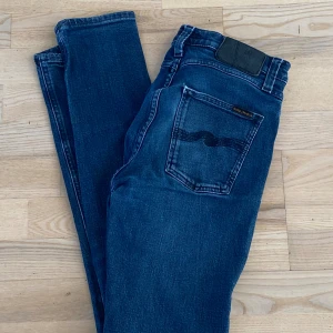 Nudie jeans  - Tja säljer dessa svin feta nudie jeans i storlek 30/34 i en snygg passform för ett riktigt bra pris. Jeansen är helt oanvända okej är i nyskick.  Hör jätte gärna av er vid funderingar 