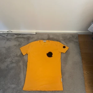Moncler t shirt - Fejk moncler t shirt vill bara rensa garderoben med massa gammla kläder. De är L men är ganska tajt så passar S och M