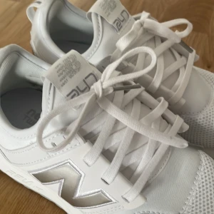 New Balance Skor - Jätte fina knappt använda (pga storleken) vita New Balance skor, i storlek 36 men passar även 35.