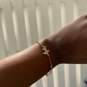 Guld fjäril armband  - Fin fjäril armband, nyskick och justerbar. Köpare står för frakt men kan vara gratis om man köper en bundle med tre produkter eller mera (ej spårbart) :)