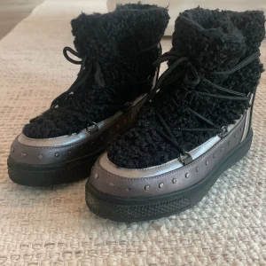 Vinterskor - Snygga och varma vinterskor liknande Inuikii. Skorna är från colors of california i storlek 38. Dom är svarta med nitar på sidorna. I mycket bra skicka inga slitningar eller fläckar alla dom är som nya💞