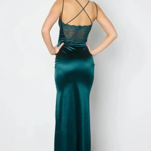 Balklänning  - Använd en gång. Väldigt stretchit material o sitter perfekt köpt för 1099kr på bubbleroom. Väldigt bra längd på klänningen. Pris går att diskutera. 