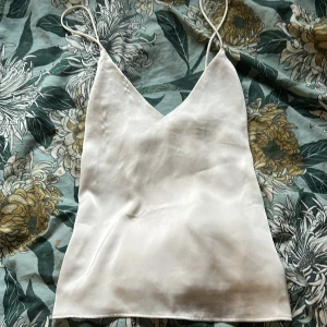 Satin linne från HM. Storlek S.  - Väldigt bra skick. Andvänt den 1 gång. 