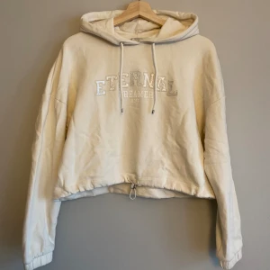 Hoodie  - Säljer en använd men snygg och fräsch hoodie! Tröjan går att dra åt runt midjan. 