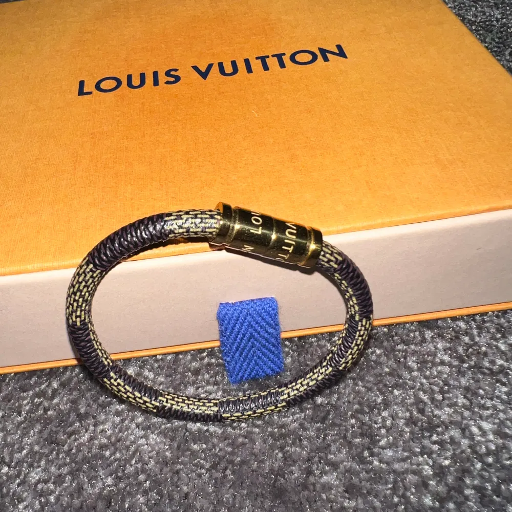 Tjena, säljer mitt Louis Vuitton armband det är 19 cm långt, det är i väldigt fint skick med allt og! Hör av er vid intresse! Mvh Hugo . Accessoarer.