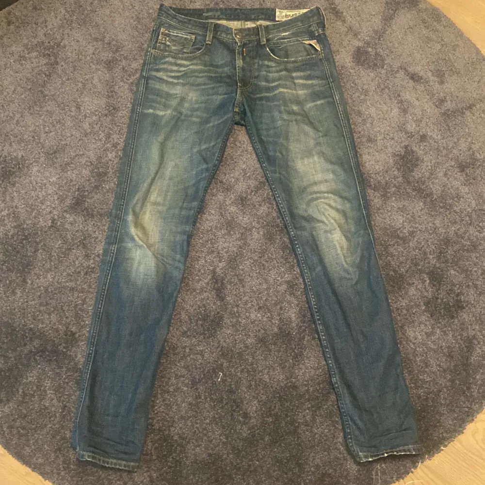 Tja säljer dessa feta replay jeans då jag har tröttnat på dom. Modellen är anbass, vid frågor tveka inte på att skriva🙌🙌. Jeans & Byxor.