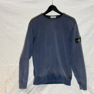 Stone island - Säljer nu den här stone island tröjan. Tröjan har vart med ett tag men är fortfarande bra skick 7/10. Storlek S passar även 170. Original pris 2000 mitt pris 600