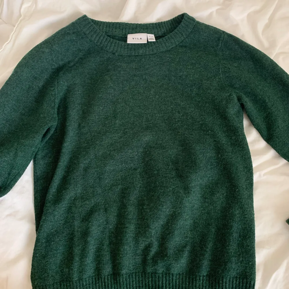 Jättefin grön stickad tröja från vila. Säljer då den inte kommer till användning, använd ett väldigt fåtal gånger. Nypris 350. . Stickat.