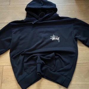 Stussy hoodie  - Stussy hoodie som inte kommer till användning, vill ha en annan färg. Superbra skick använd fåtal gånger 