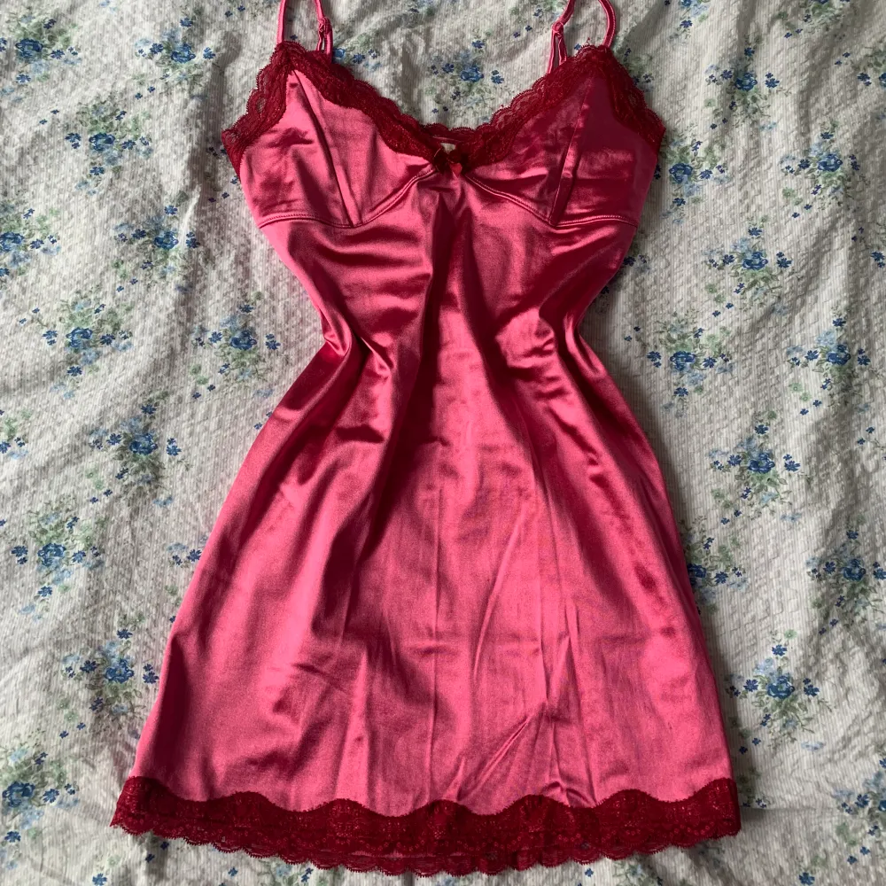 Rosa klänning i silkesmaterial med rosett och spetsdetaljer💗. Klänningar.