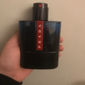 Prada Luna rossa ocean - En perfekt parfym till sommaren och våren knappt använd för att jag tyckte att den inte passa mig.  Opps: EDT  Cirka 88ml av 100 ml kvar skulle jag säga. Ny pris 1500
