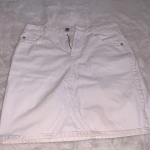 Vit jeans kjol - Jätte fin jeans kjol som är i bra kvalitet men ge använt några gånger. Den är lite liten i midjan men om du gillar högmidjade kjolar så är denna perfekt för dig!💝