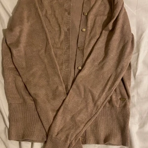fin kofta!! - jätte fin cardigan från holly&white på lindex, aldrig använd så den är i jätte fint skick, kan skicka fler bilder vid intresse 🙉