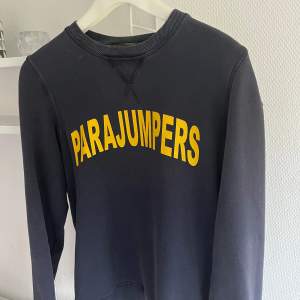 Säljer en fin Parajumper tröja för ett bra pris köpt från kidsbrandstore. Storlek junior m passar 160/180. Ny pris 1200 
