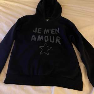 Hoodie från Gina Young med JE M’EN AMOUR tryck, är i bra skick. Ny pris 249kr men säljer för 149kr