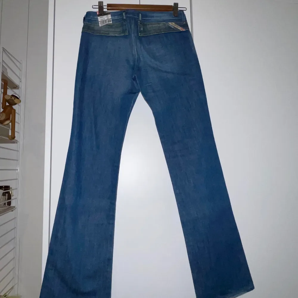Helt nya supersnygga jeans som aldrig har kommit till användning pga liten storlek. Lapparna finns kvar på jeansen! Ordninarie pris: 1200kr. Jeans & Byxor.