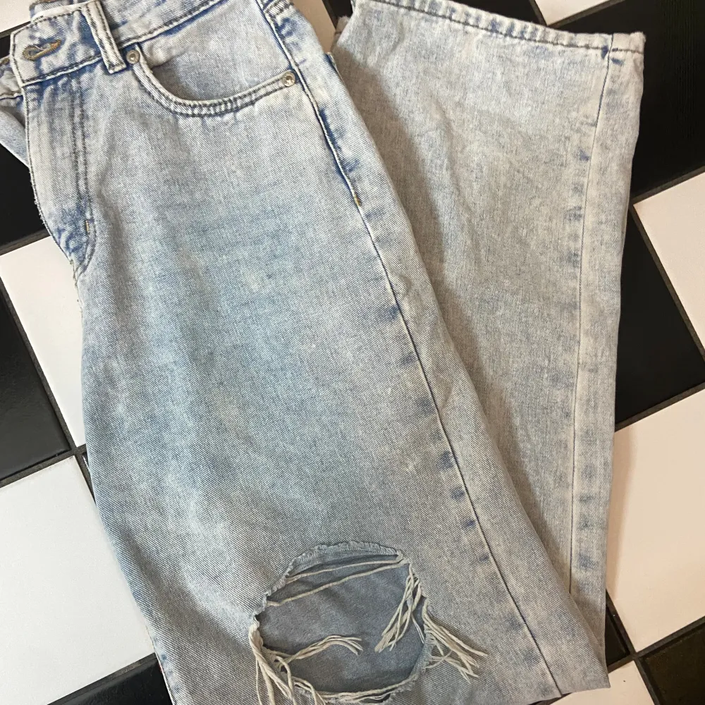 Raka/bootcut ljusblåa jeans med hål. 💕. Jeans & Byxor.