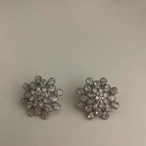 Diamantöronhängen - Dessa öronhängen är silvriga blommor med diamanter (fake diamanter).   För fler bilder skriv till mig på plick🩵.