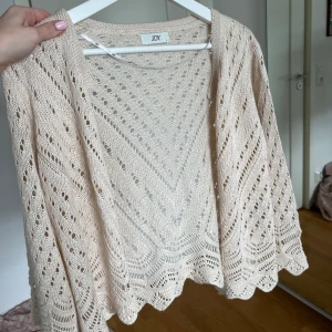 Kofta🌷 - Säljer den här otroligt fina hålstickade koftan som passar perfekt nu till våren o sommaren💕 Tänk till ett par linnebyxor nu i sommar 👌🏻🤤☀️🌷 Den kostar i vanliga fall 299kr men jag säljer för 150kr!!