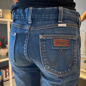 Low waist Wrangler jeans  - Snygga wrangler jeans W30 L32. Säljer pg av den inte passar mig. Innerbenslängd 70cm, ytterlängd 90cm. Min kompis är 155cm  