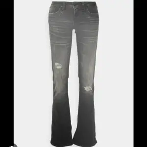Funderar på att sälja dessa Low waist ltb jeans! Inte helt säker än. De är väldigt bra skick dock lite slitna längst ner på baksidan av jeansen men igen man tänker på, kom dm för bilder på jeansen❤️