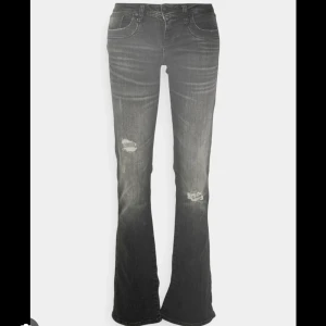 Ltb jeans  - Funderar på att sälja dessa Low waist ltb jeans! De är i bra skick dock lite slitna längst ner på baksidan av jeansen men igen man tänker på och även gjort lite små hål på insidan men inget som syns, kom dm för mer❤️ 